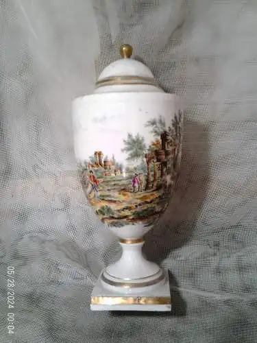 Objekt: Prunk-Deckelvase (Pokalform auf Postament) Zeitraum: Marcolini-Periode (Korpus ca. 1763–1774)Bemalung:Johann Georg Löhnig (1743–1806) Augsburger Werkstätten