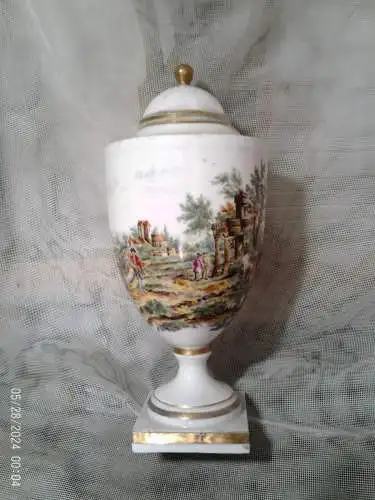 Objekt: Prunk-Deckelvase (Pokalform auf Postament) Zeitraum: Marcolini-Periode (Korpus ca. 1763–1774)Bemalung:Johann Georg Löhnig (1743–1806) Augsburger Werkstätten