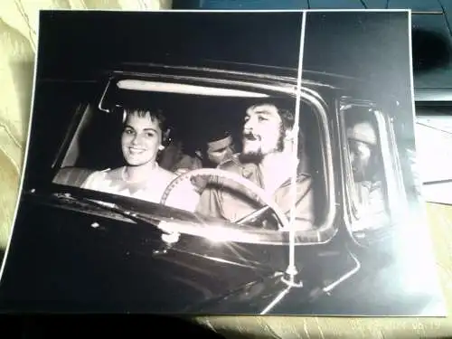 Che Guevara & Aleida March 1959 – Foto-Abzug 20,5 x 25,5 cm – Kuba Zeitgeschichte Beschreibung: Motiv: Historische Aufnahme von Ernesto „Che“ Guevara und seiner zweiten Ehefrau Aleida March im Wagen (vermutlich kurz nach der Hochzeit 1959 auf...