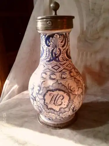 "Seltener Frankfurter Enghalskrug um 1680 – Figürliche Barock-Fayence mit Adam & Eva / Apostel"