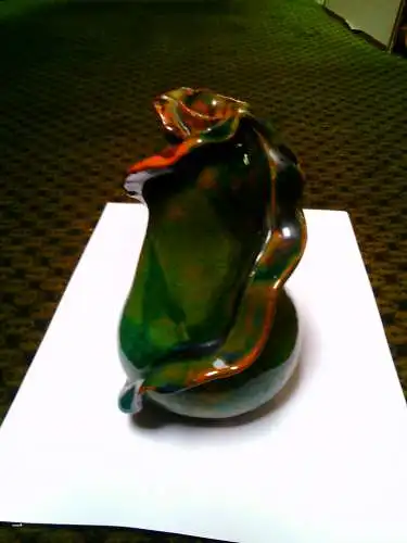 Studiokeramik signiert von 1984 " Vase in Birnenform mit einer Blattranke " Lauflasuren in Grüntöne H: 16 cm 