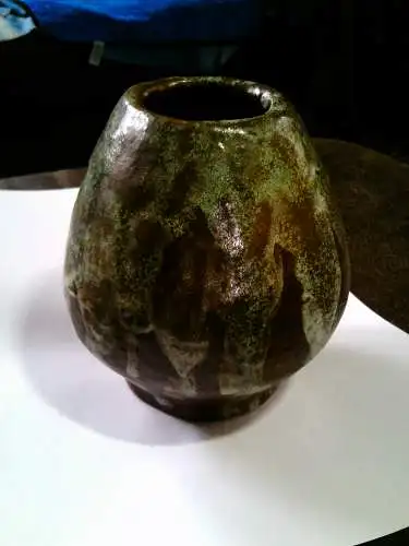 Studiokeramik signiert UB =  Ulla Gentsch von 1984 " Vase in Birnenform mit einer Blattranke " Lauflasuren in Grüntöne H: 16 cm 
