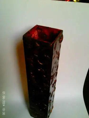 Atelier von Michael Harjes 1926–2006 signiert  Rare Brutalist Copper Block Vase w/ Red Base, Studio Art Metalware 1970s, Sculptural Melted Texture, Mid-Century Modern Design, 20cm, HN
