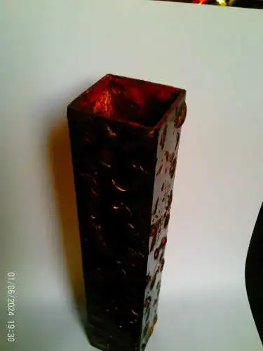 Atelier von Michael Harjes 1926–2006 signiert  Rare Brutalist Copper Block Vase w/ Red Base, Studio Art Metalware 1970s, Sculptural Melted Texture, Mid-Century Modern Design, 20cm, HN