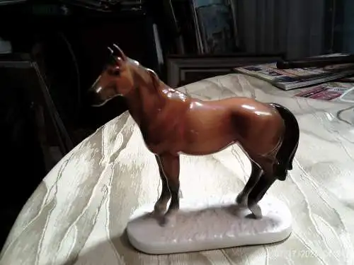 „Stehender Hengst“ ca 1950 stilistisch der Manufaktur Goebel oder Katzhütte (Hertwig) zuzuordnen.