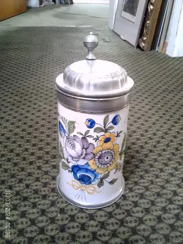 Walzenkrug  Hanau (Fayencemanufaktur Hanau) Datierung: Um 1770–1780 (Spätbarock / Rokoko) 
