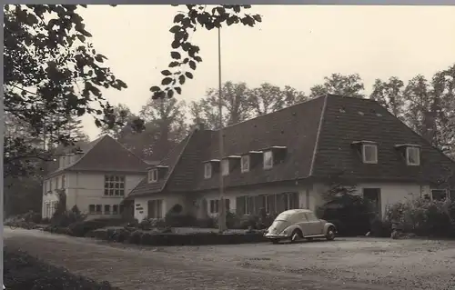 Bäuerliche Volkshochschule in Rastede i.O. mit VW Käfer.