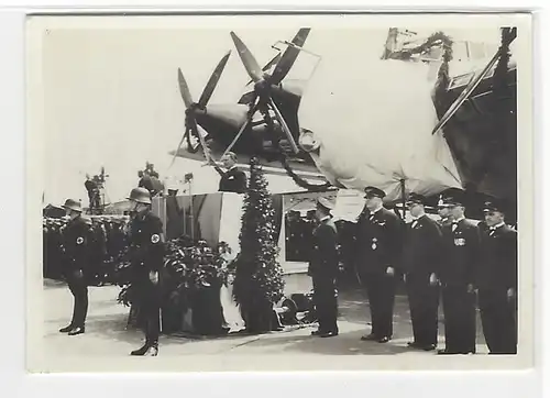 Sammelbild Ali-Zigaretten. Das neue Deutschland im Bild. Serie 1. Bild Nr. 46 Ministerpräsident und Luftfahrtminister Göring tauft das größte Landflugzeug von Hindenburg am 29.4.1933