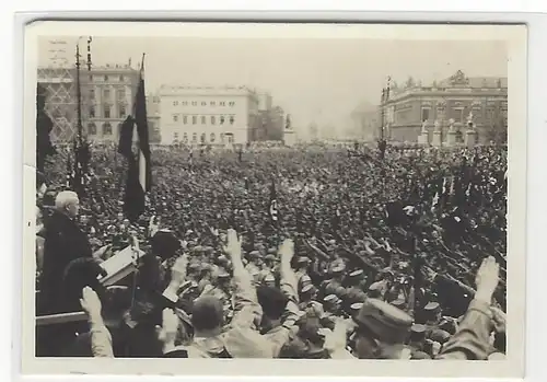 Sammelbild Ali-Zigaretten. Das neue Deutschland im Bild. Serie 1. Bild Nr. 59 Die Jugend hört die Worte des Reichspräsidenten von Hindenburg im Lustgarten am 1.Mai 1933