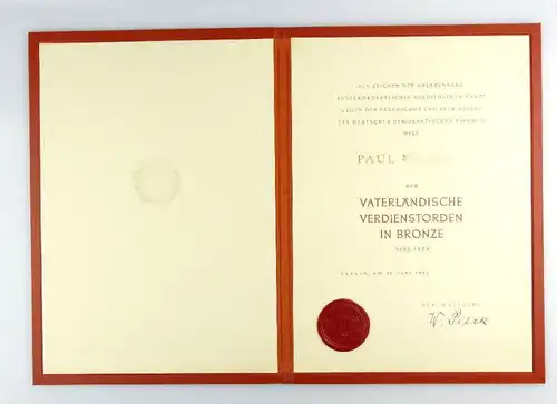 #e2706 VVO Bronze Ausweis mit Urkunde und orig. Unterschrift W.Pieck, 1955 verl.