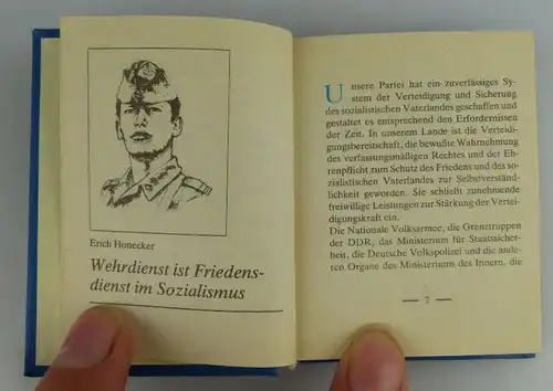 Minibuch: Freie Deutsche Jugend & Klassenauftrag überreicht Verlagschef Buch1567