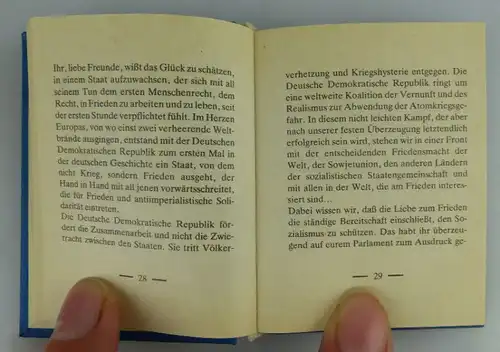 Minibuch: Freie Deutsche Jugend & Klassenauftrag überreicht Verlagschef Buch1567