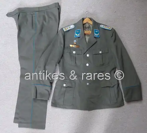 Uniform Hauptmann der LSK DDR mit Fallschirmspringer Abzeichen & Klassifizierung