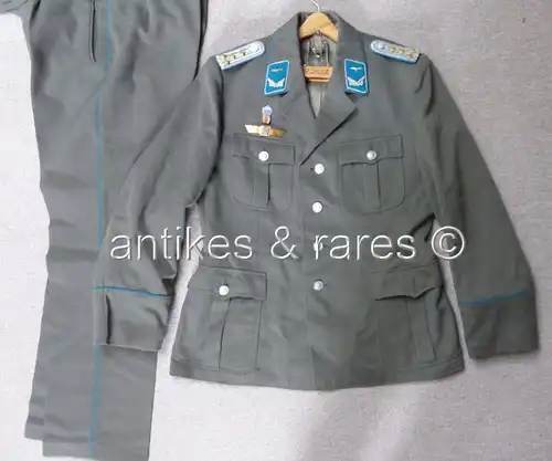 Uniform Hauptmann der LSK DDR mit Fallschirmspringer Abzeichen & Klassifizierung