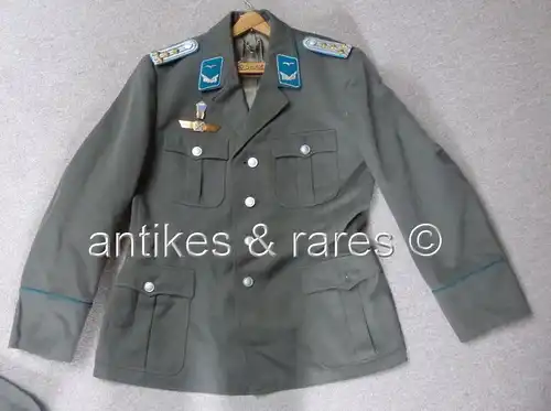Uniform Hauptmann der LSK DDR mit Fallschirmspringer Abzeichen & Klassifizierung