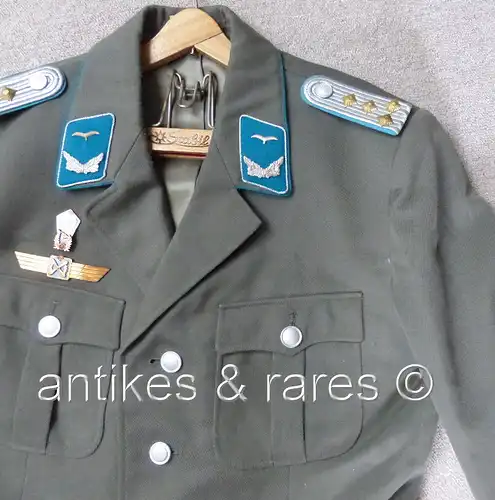 Uniform Hauptmann der LSK DDR mit Fallschirmspringer Abzeichen & Klassifizierung