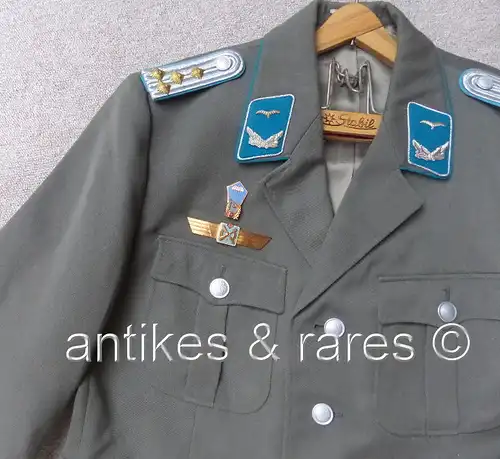 Uniform Hauptmann der LSK DDR mit Fallschirmspringer Abzeichen & Klassifizierung