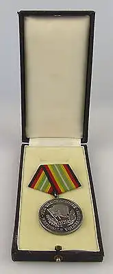 Medaille treue Dienste NVA 900 Silber Randpunze + Urkunde 1961 verl., Orden3155