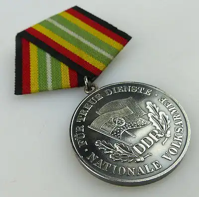 Medaille treue Dienste NVA 900 Silber Randpunze + Urkunde 1961 verl., Orden3155