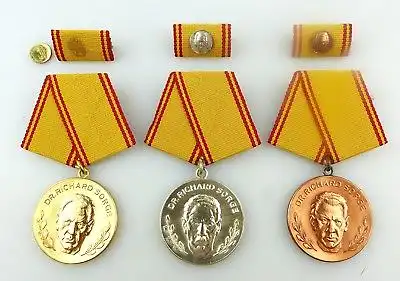 3 Medaillen Für Kampfverdienst Dr. Richard Sorge Medaille in Gold Silber Bronze