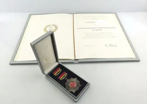 #e8186 VVO in Silber mit Etui & Urkunde von 1975 mit original Stoph Unterschrift