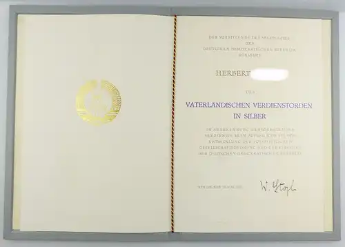 #e8186 VVO in Silber mit Etui & Urkunde von 1975 mit original Stoph Unterschrift
