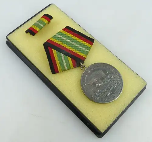Medaille treue Dienste NVA in 900 Silber mit Urkunde 1961 verliehen, Orden1248