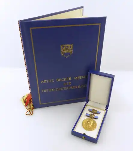 E9109 DDR Nachlass Schriftsteller: Artur-Becker-Medaille FDJ mit Urkunde 1965