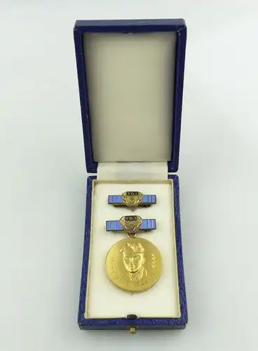 E9109 DDR Nachlass Schriftsteller: Artur-Becker-Medaille FDJ mit Urkunde 1965