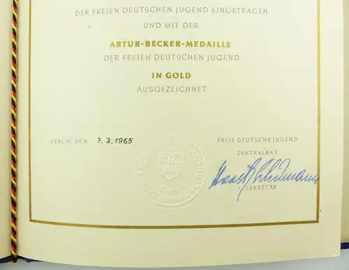 E9109 DDR Nachlass Schriftsteller: Artur-Becker-Medaille FDJ mit Urkunde 1965