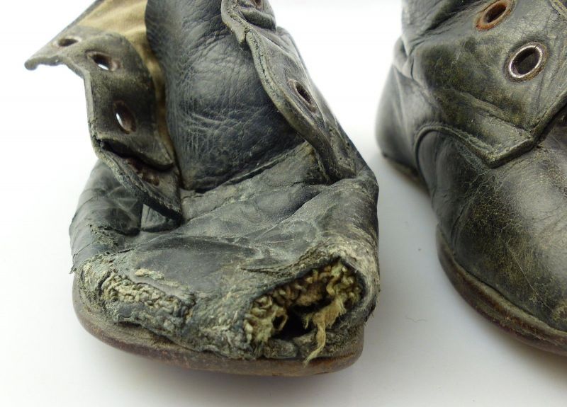 E9299 1 altes Paar Kinderschuhe Kleinkind Schuhe aus Leder wohl 30er Jahre E9299 1 altes Paar Kinderschuhe Kleinkind Schuhe aus Leder wohl 30er Jahre