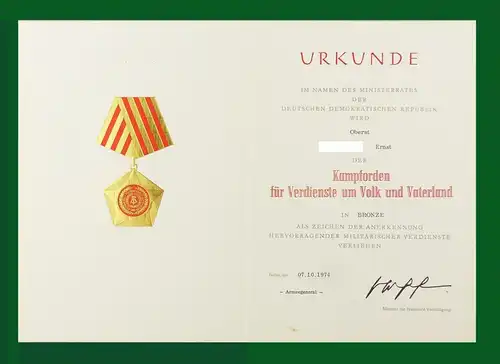 #e6678 DDR Urkunde für Kampforden in Bronze, verliehen 1974 an einen Oberst