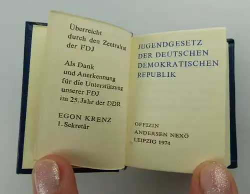 Minibuch: Jugendgesetz der DDR überreicht von Egon Krenz Zentralrat der FDJ e051