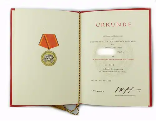 #e7000 DDR Urkunde Verdienstmedaille der NVA in Gold verliehen 1976