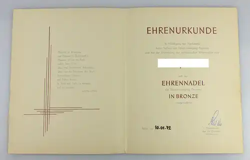 Urkunde: Ehrennadel Sportvereinigung Dynamo in Bronze 1972 verliehen, Orden2806