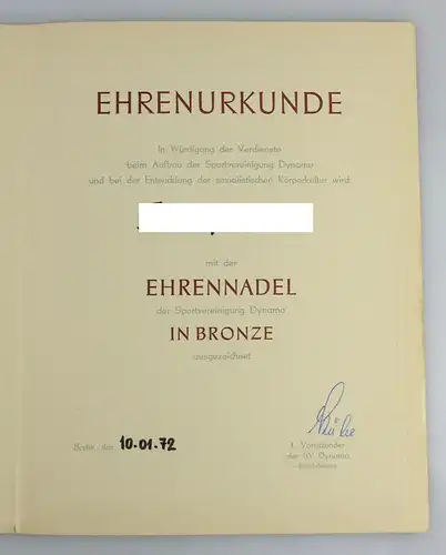 Urkunde: Ehrennadel Sportvereinigung Dynamo in Bronze 1972 verliehen, Orden2806