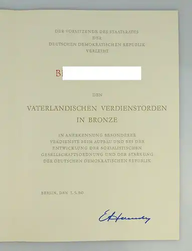 Urkunde: VVO Vaterländischer Verdienstorden Bronze, verliehen 1980, Orden2107