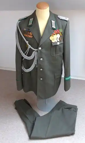 #e2120 DDR Grenztruppen Uniform eines Majors mit Orden, Abzeichen und Achsels.