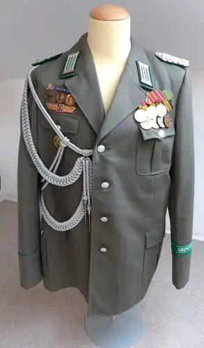 #e2120 DDR Grenztruppen Uniform eines Majors mit Orden, Abzeichen und Achsels.