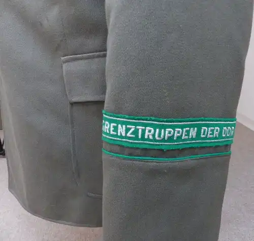 #e2120 DDR Grenztruppen Uniform eines Majors mit Orden, Abzeichen und Achsels.