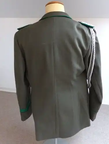 #e2120 DDR Grenztruppen Uniform eines Majors mit Orden, Abzeichen und Achsels.