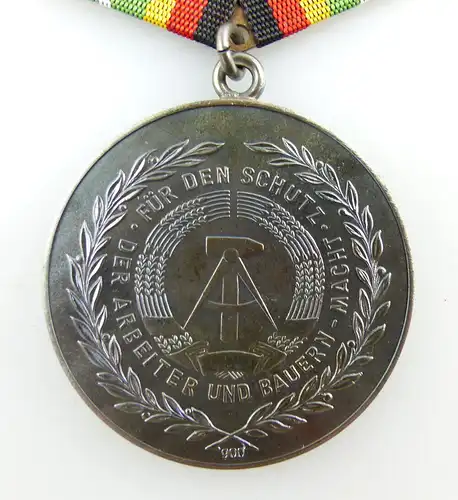 #e3236 DDR Medaille für treue Dienste in der NVA vgl. Band I Nr.150e # Punze 4 #