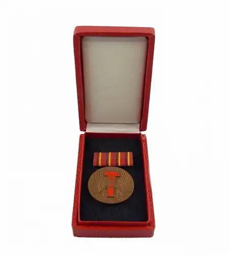 #e6519 Medaille Verdienter Aktivist vgl. Band I Nr. 54 f 1962-1976 emailliert