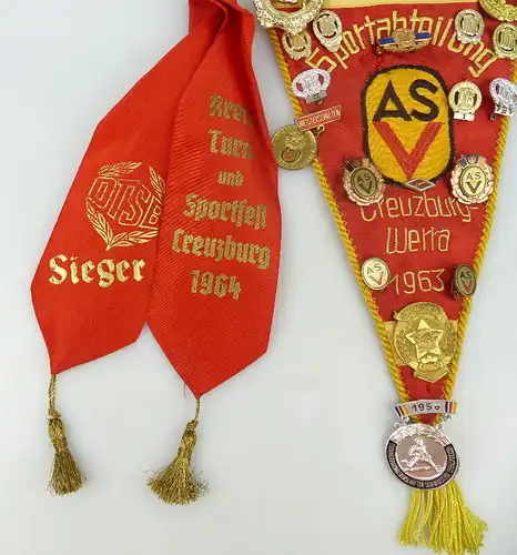 Wimpel mit vielen Abzeichen Sportabteilung Creuzburg Werra 1963 Siege Orden1240