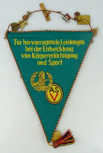 Wimpel mit vielen Abzeichen: 20 Jahre DDR f. herv. Leistu Grenztruppen Orden1239