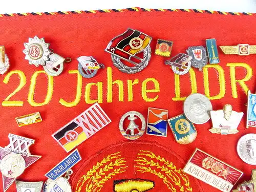 Wimpel mit vielen Abzeichen: 20 Jahre DDR f. herv. Leistu Grenztruppen Orden1239