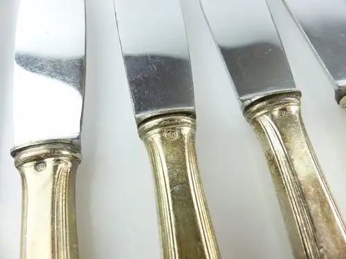 #e4950 6 große alte Messer mit Griffen in 90er Silberauflage und Monogramm "TB"