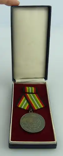 Medaille: für treue Dienste in der NVA 900 Silber Punze 8 Nr. 150 e, Orden2595