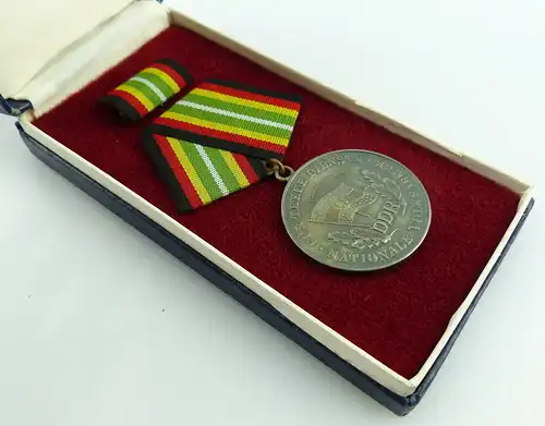 Medaille: für treue Dienste in der NVA 900 Silber Punze 8 Nr. 150 e, Orden2595