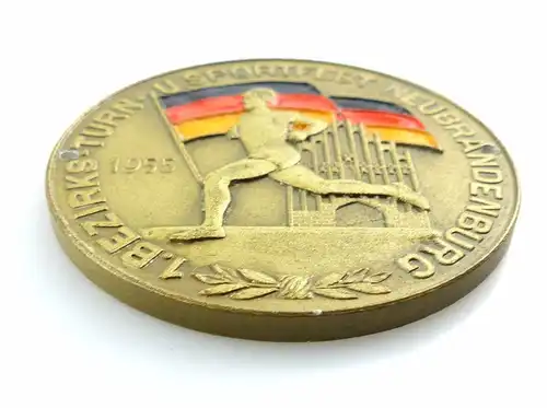 #e5788 DDR Medaille Sportfest Neubrandenburg Fahne emailliert 1955 Gymnastik